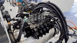 Distributore elettroidraulico con funzioni controllate da joystick monolev