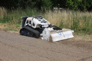 La fresa per terreno per robot portattrezzi Herbhy è progettata per la preparazione del terreno e l’affinamento del suolo, favorendo la formazione di un letto di semina uniforme e ottimale per successive lavorazioni, interventi di ripristino ambientale o manutenzione del verde.