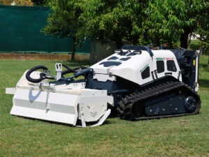 La fresa per terreno per robot portattrezzi Herbhy è progettata per la preparazione del terreno e l’affinamento del suolo, favorendo la formazione di un letto di semina uniforme e ottimale per successive lavorazioni, interventi di ripristino ambientale o manutenzione del verde.