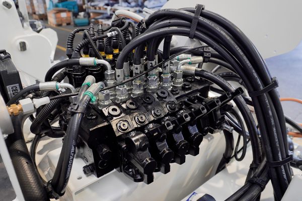 Distributore elettroidraulico con funzioni controllate da joystick monolev