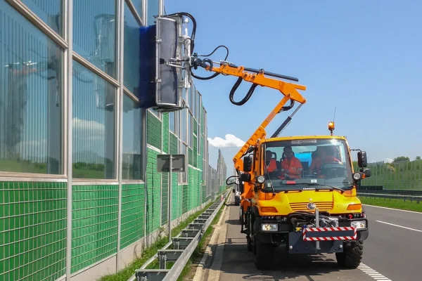Pulitrice SolarClean per barriere stradali hymach evidenza